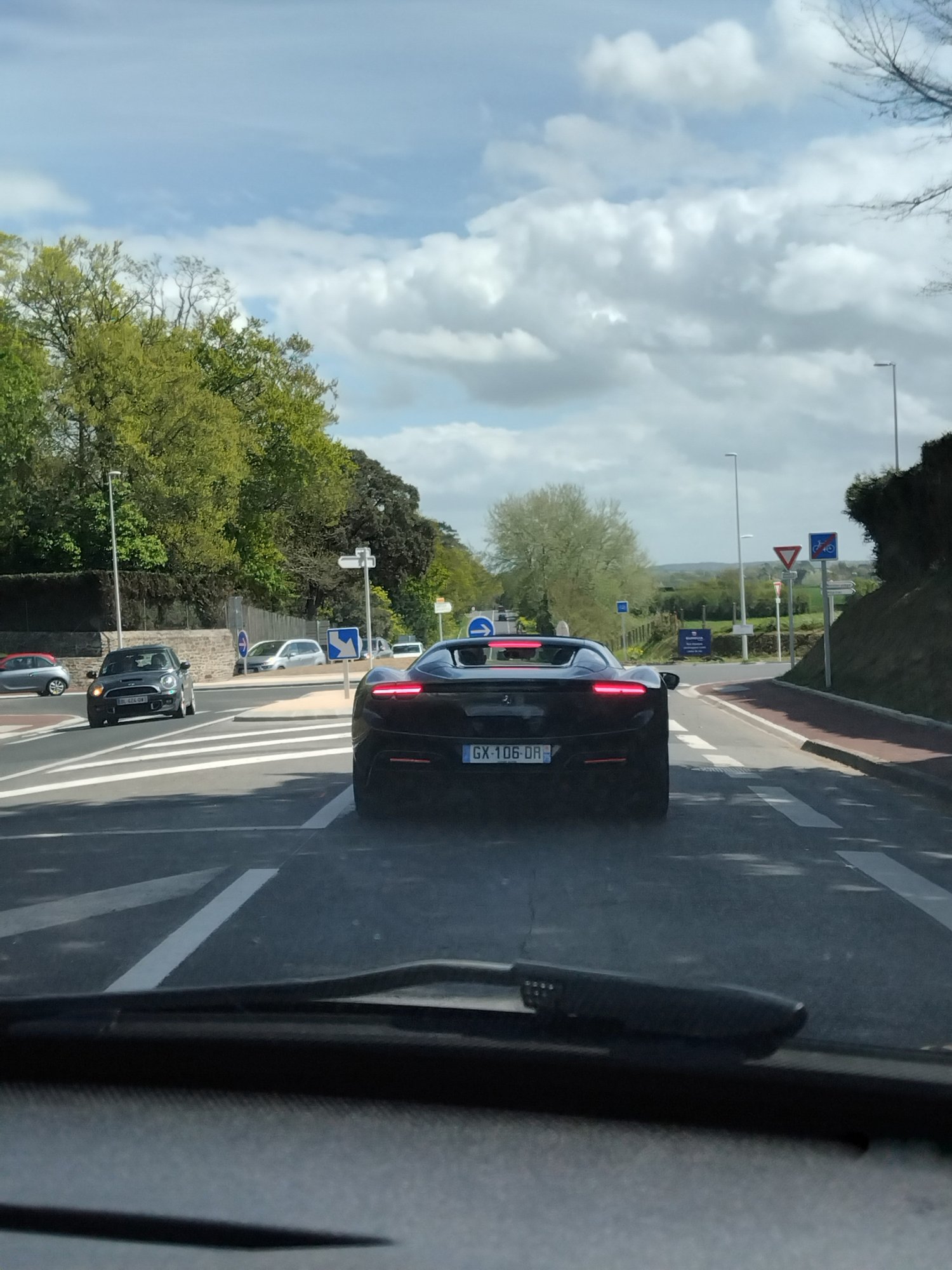 Numer rejestracyjny GX106DR posiada FERRARI ROMA