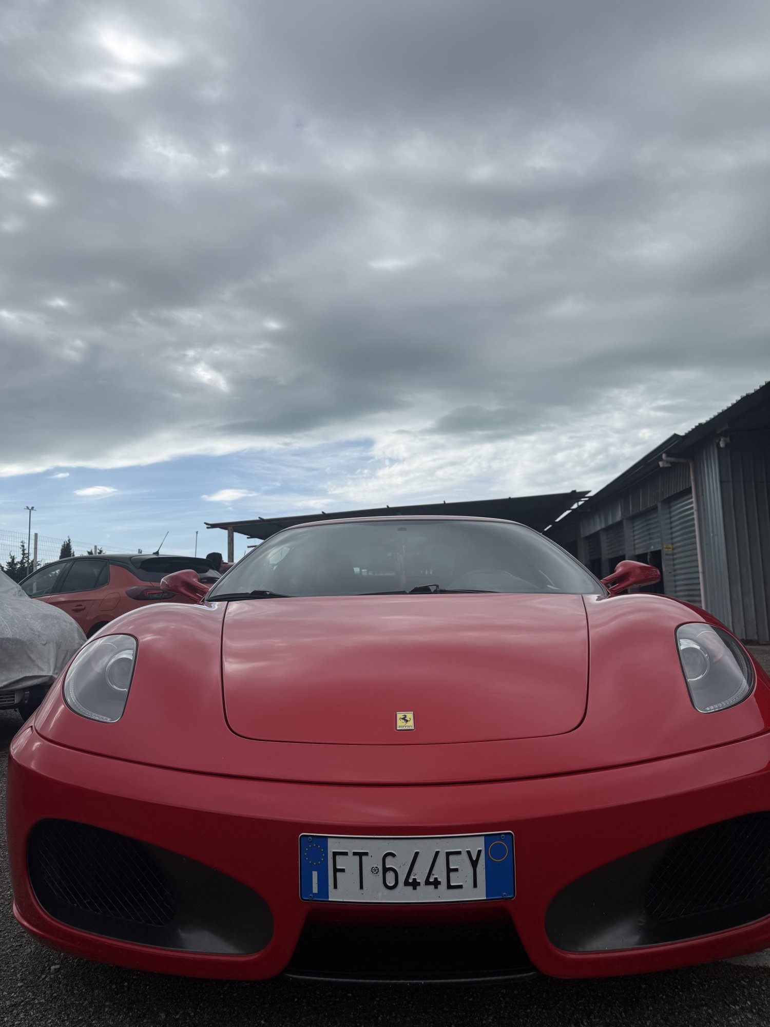 Numer rejestracyjny FT644EY posiada FERRARI F430