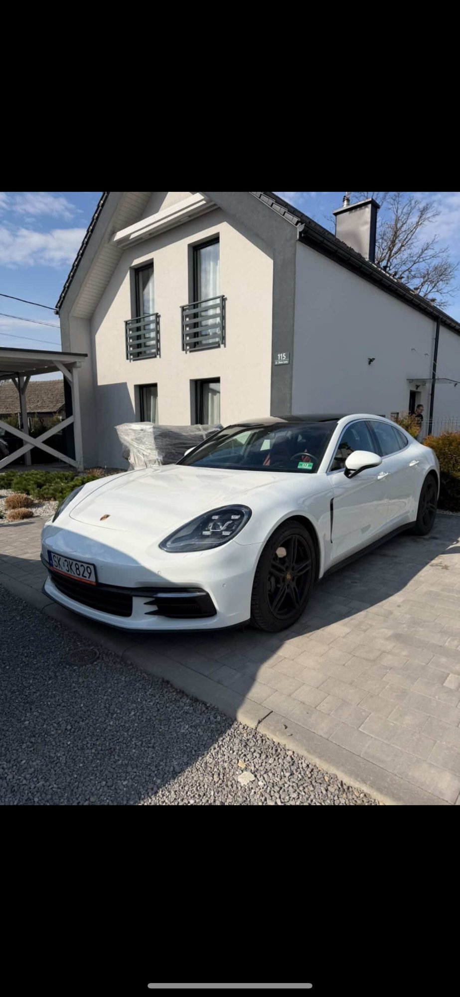 Numer rejestracyjny SK3X829 posiada Porsche Panamera