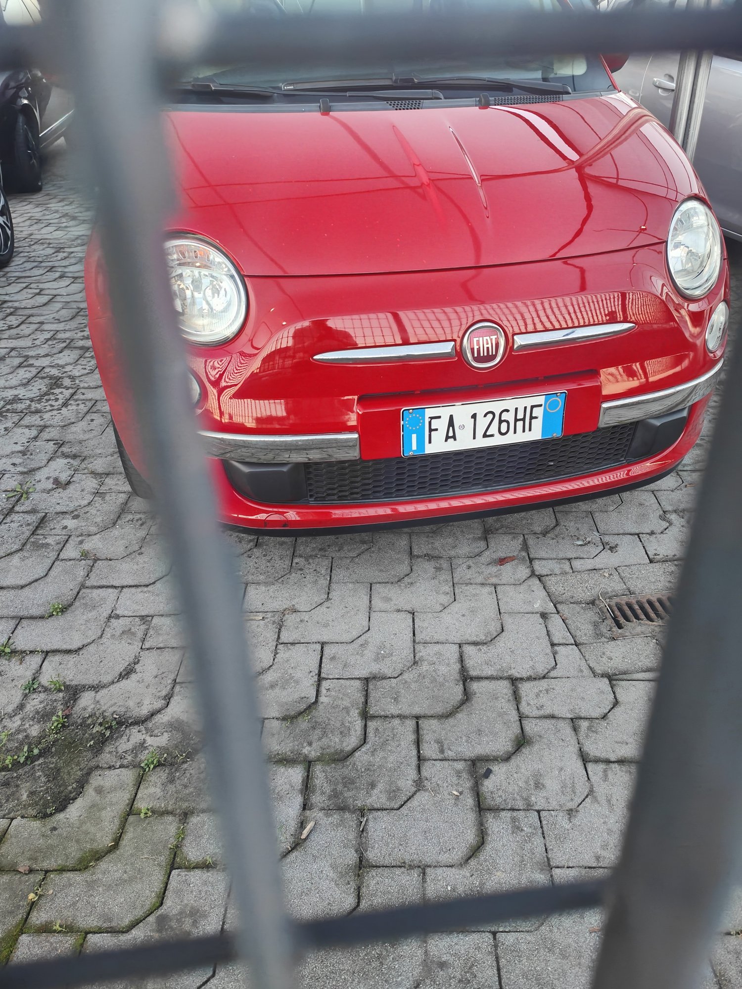 Numer rejestracyjny FA126HF posiada FIAT 500