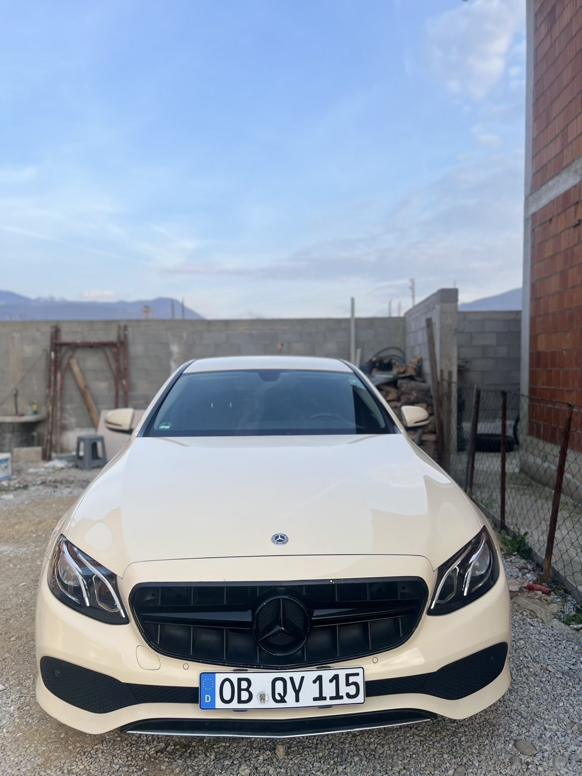 Numer rejestracyjny OBQY115 posiada Mercedes-Benz 